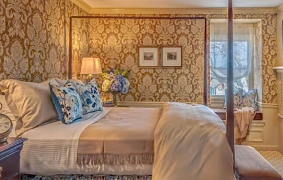 Room, 1 Queen Bed | Premium bedding, desk, iron/ironing board, rollaway beds
