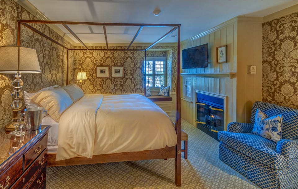 Room, 1 Queen Bed | Premium bedding, desk, iron/ironing board, rollaway beds
