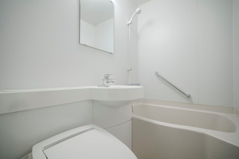 Standard Single Room, Non Smoking | Bathroom | Combined shower/tub, hair dryer, slippers, bidet