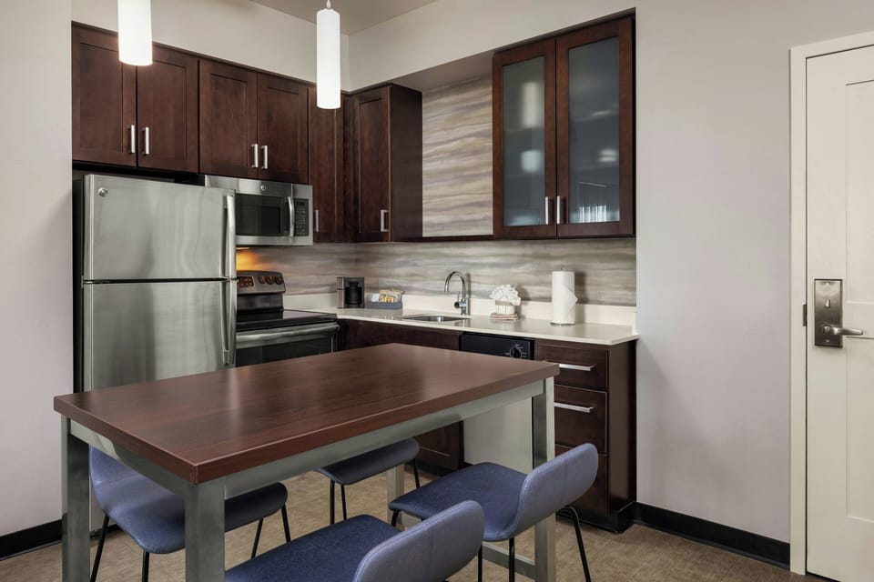 Full-size fridge, microwave, stovetop, dishwasher