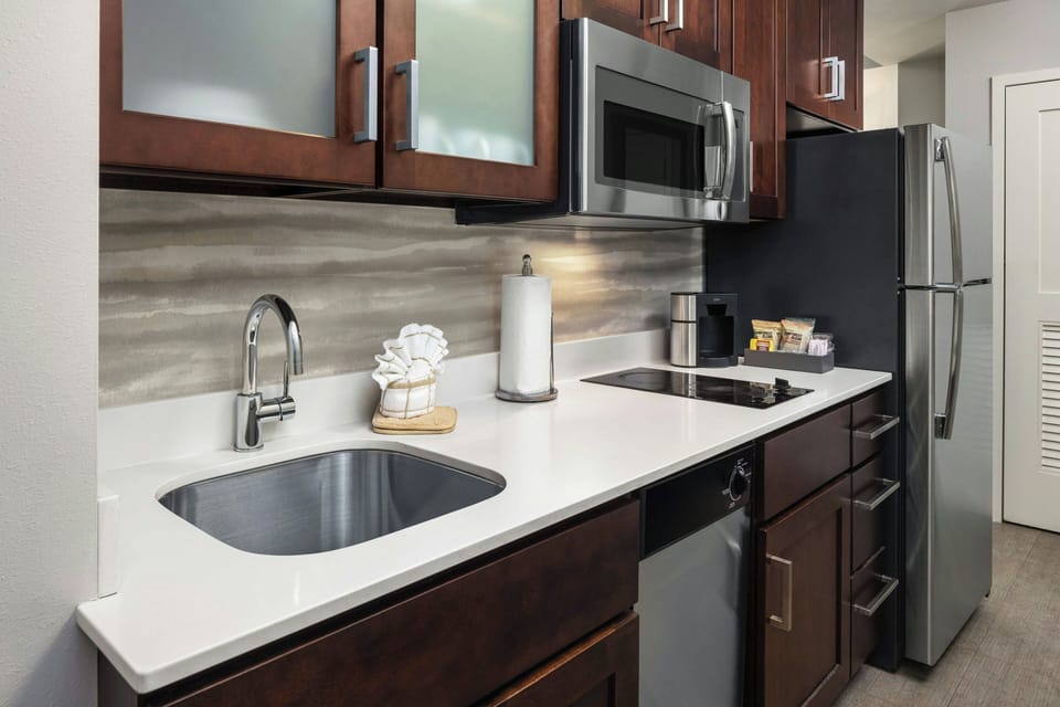Full-size fridge, microwave, stovetop, dishwasher