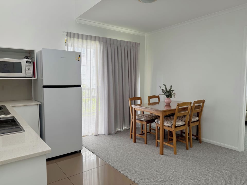 Comfort Apartment, 1 Queen Bed, Non Smoking | In-room dining