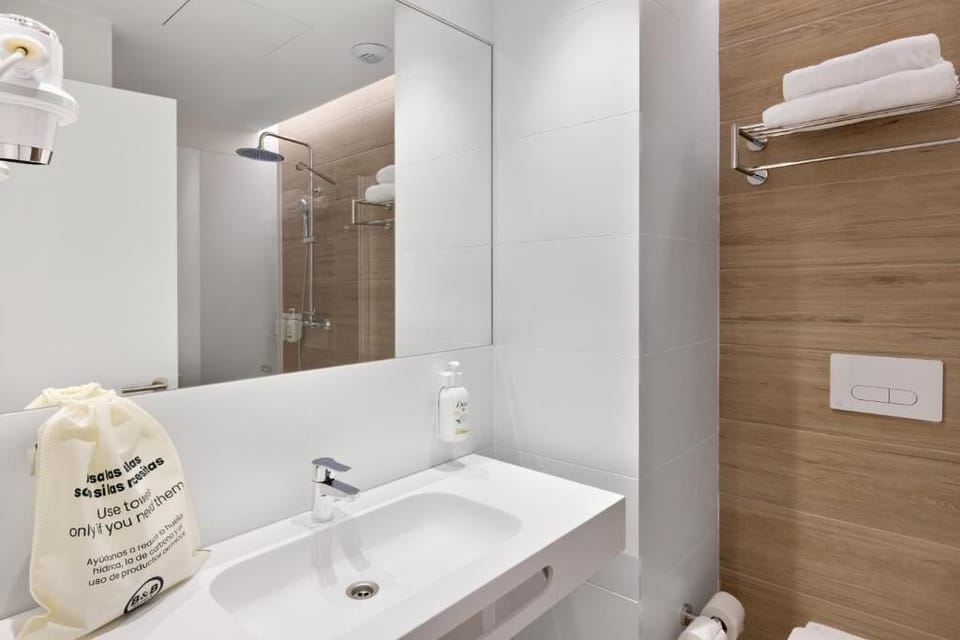 Twin Room | Bathroom