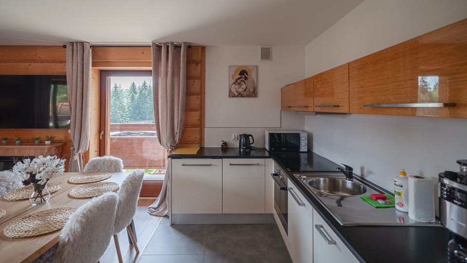 Apartament B 5 z widokiem na góry | Private kitchen | Full-size fridge, stovetop, electric kettle, cookware/dishes/utensils