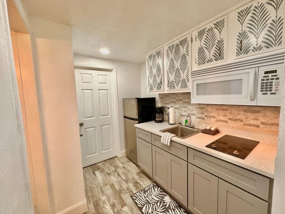 Deluxe Studio Suite, 1 Bedroom | Private kitchenette | Microwave