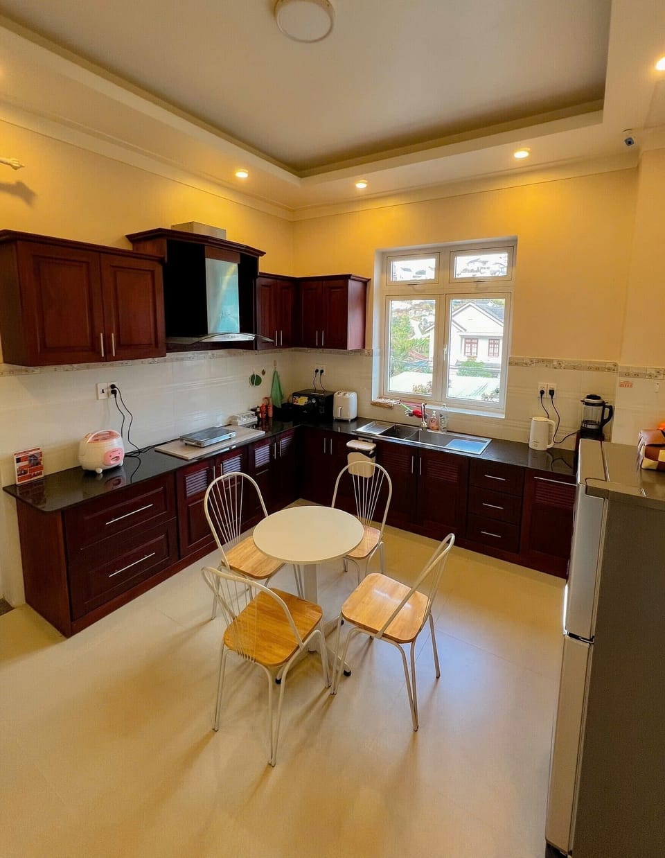 Deluxe Villa, Balcony, City View | Private kitchen | Mini-fridge, oven, stovetop, rice cooker