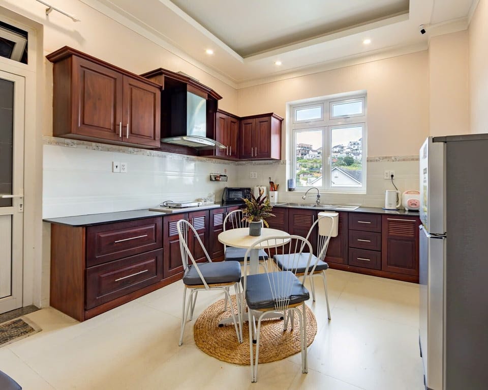Deluxe Villa, Balcony, City View | Private kitchen | Mini-fridge, oven, stovetop, rice cooker