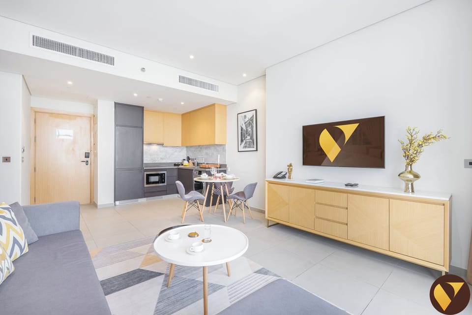 Luxury Apartment, Balcony, City View | Egyptian cotton sheets, premium bedding, in-room safe