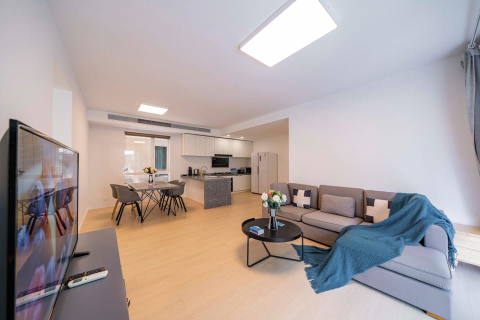 Superior Apartment, 3 Bedrooms, Balcony, City View | Living room | Smart TV