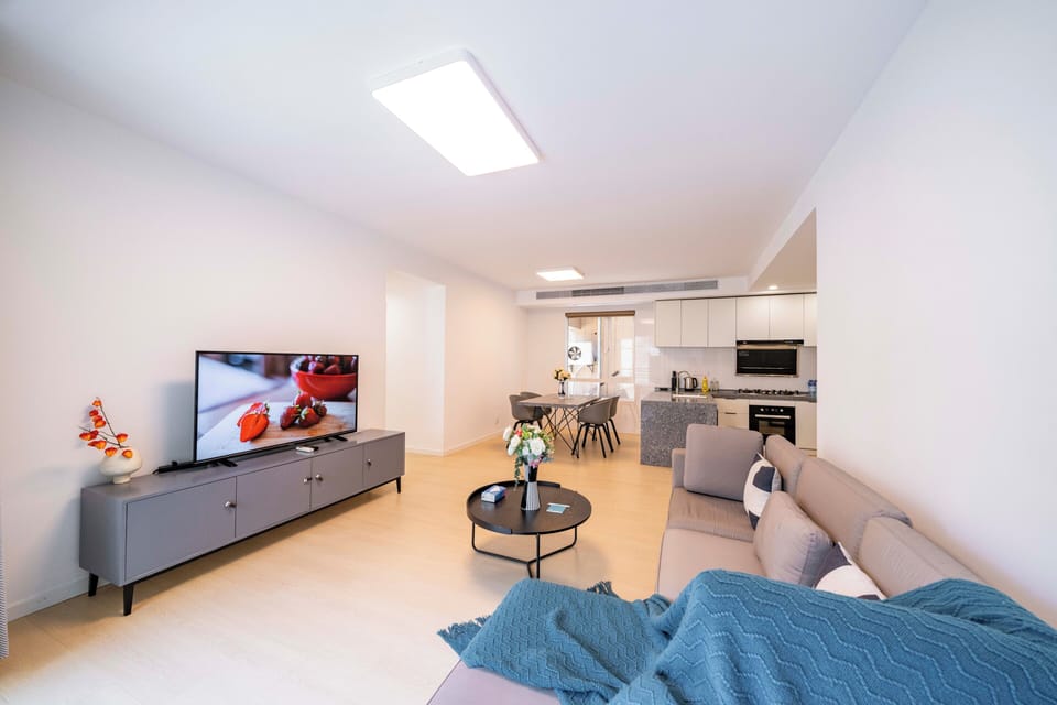Superior Apartment, 3 Bedrooms, Balcony, City View | Living room | Smart TV