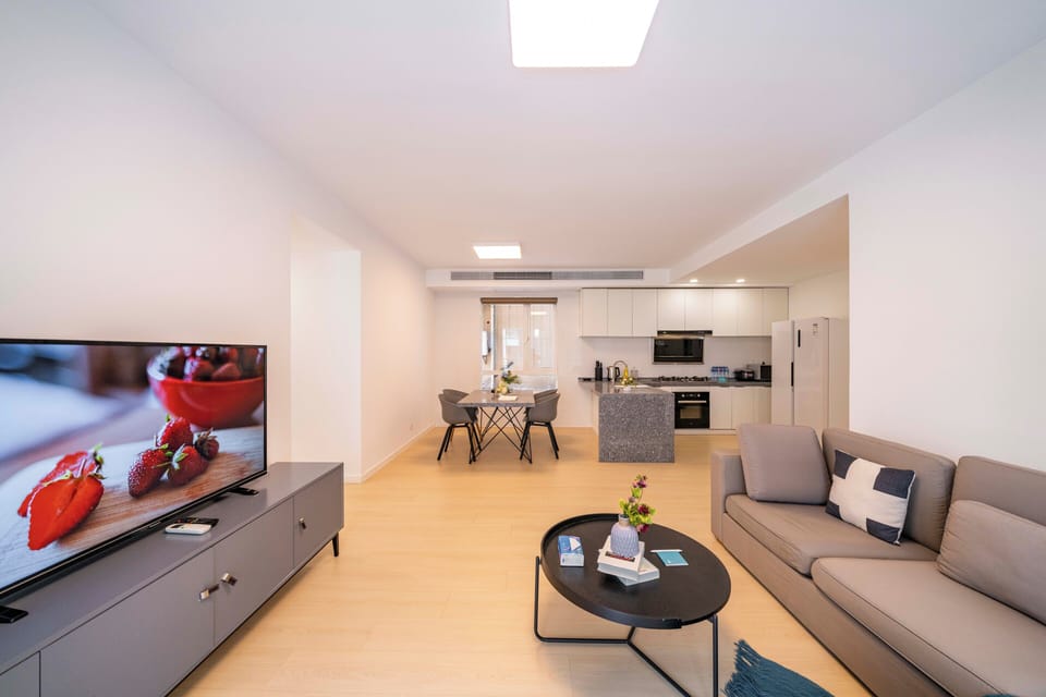 Superior Apartment, 3 Bedrooms, Balcony, City View | Living room | Smart TV