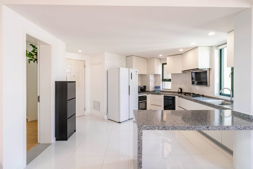 Superior Apartment, 4 Bedrooms, Balcony, City View | Private kitchen