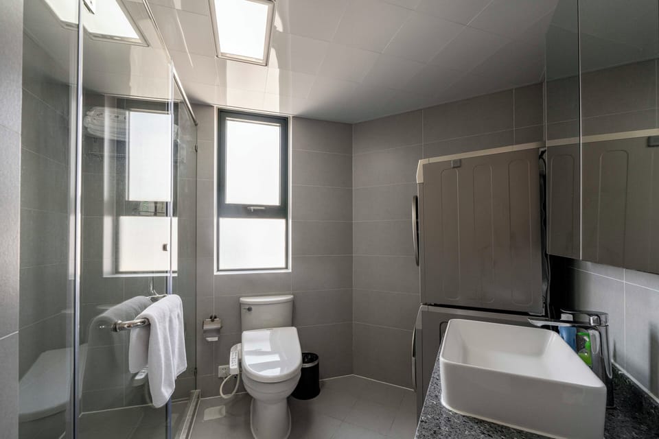 Tyms Spacious 4BR 2BA Apt Xujiahui Bed and Breakfast in Shanghai