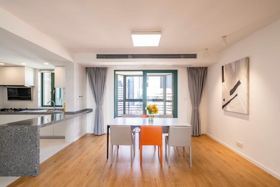 Superior Apartment, 4 Bedrooms, Balcony, City View | Living room | Smart TV