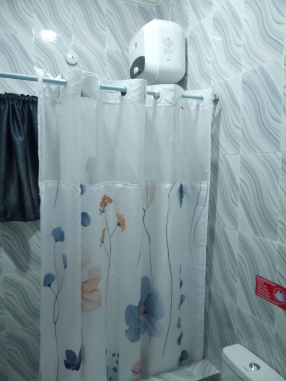 Separate tub and shower, towels, soap, shampoo