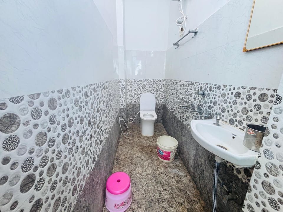 Shower, free toiletries, slippers, towels