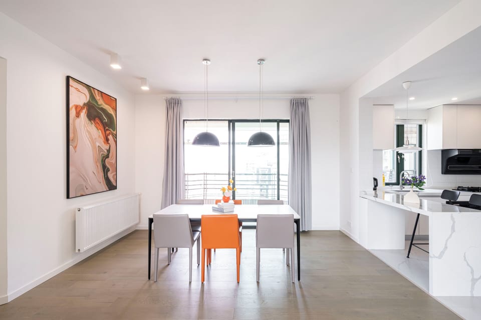 Superior Apartment, 4 Bedrooms, Balcony, City View | Living room | Smart TV