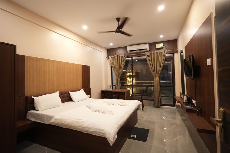 Deluxe Room, Partial Sea View | Free WiFi, bed sheets
