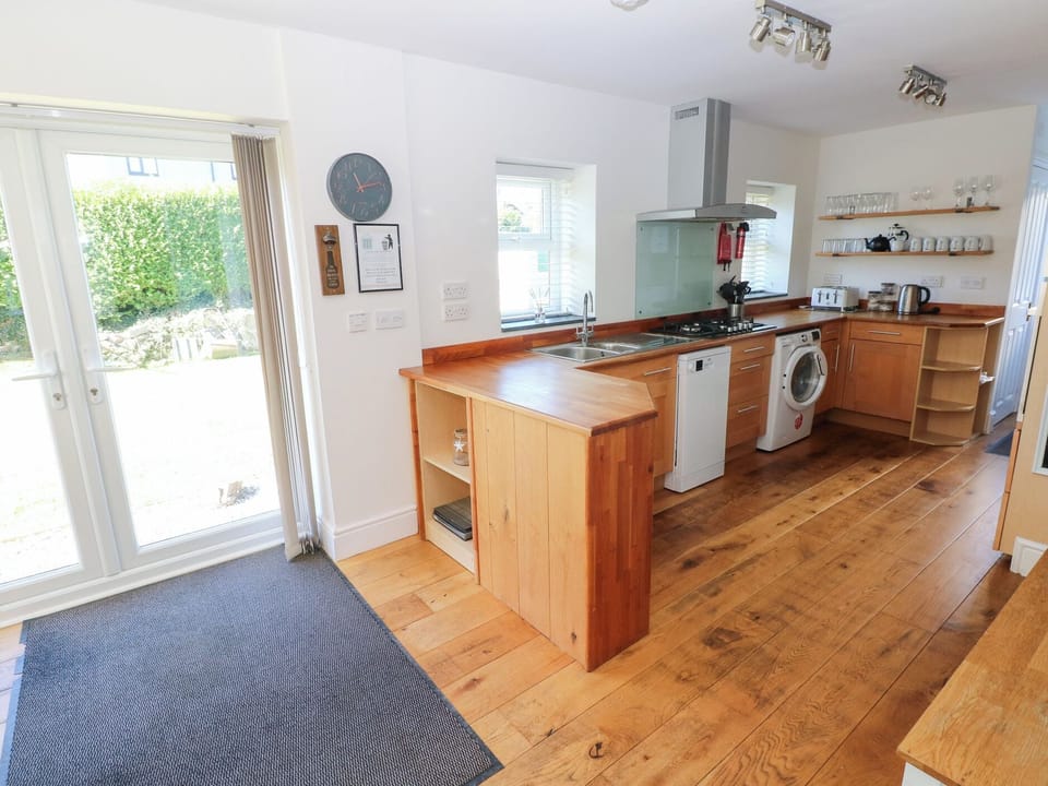 Fridge, dishwasher, cookware/dishes/utensils