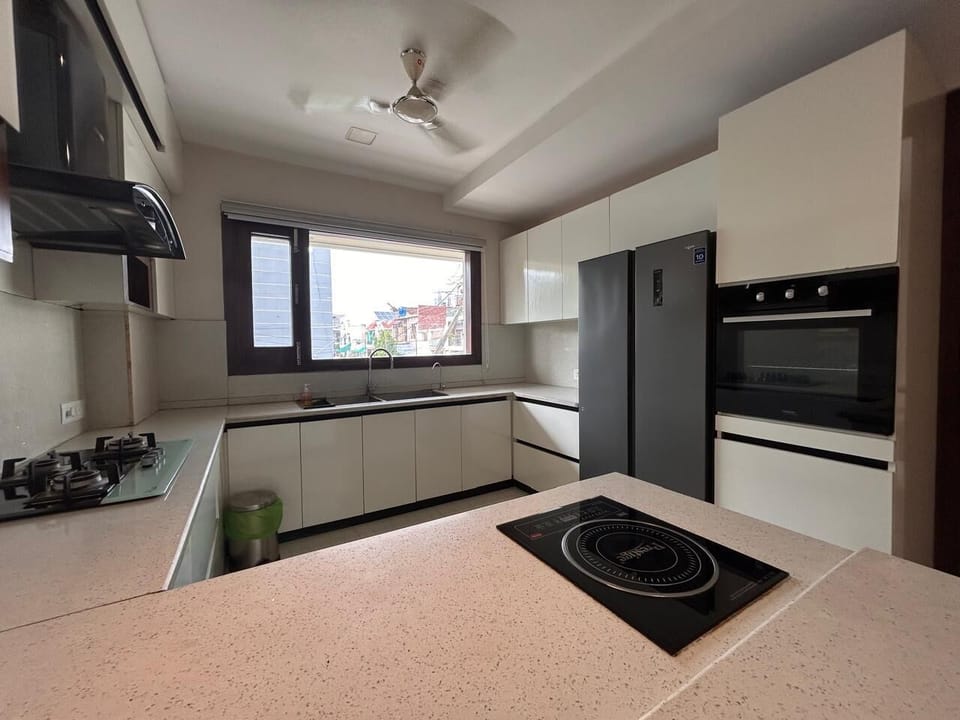 Luxury Twin Room, City View | Private kitchen | Full-size fridge, microwave, oven, stovetop