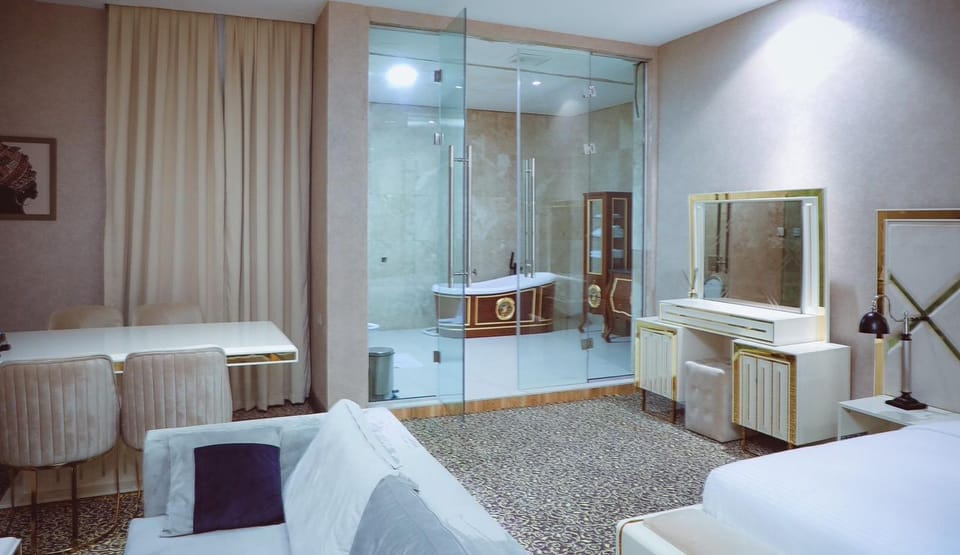 Deluxe Room | Bathroom | Separate tub and shower, free toiletries, towels, soap
