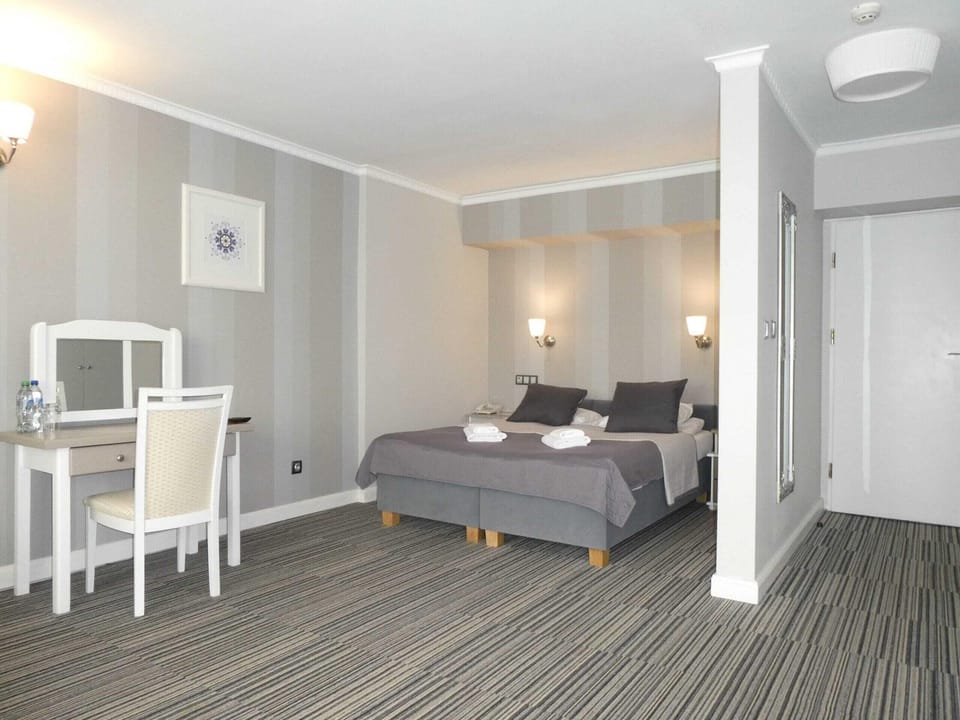 Classic Studio, Partial Lake View | Iron/ironing board, free WiFi