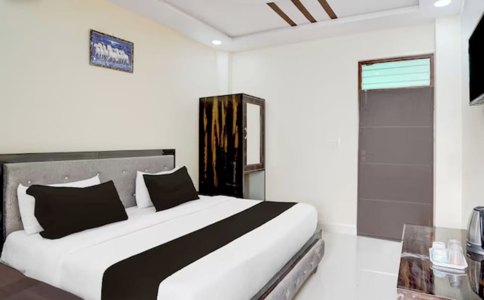 Classic Double Room, City View | Desk, laptop workspace, free WiFi