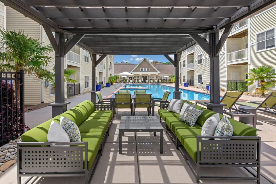 Seasonal outdoor pool, free cabanas