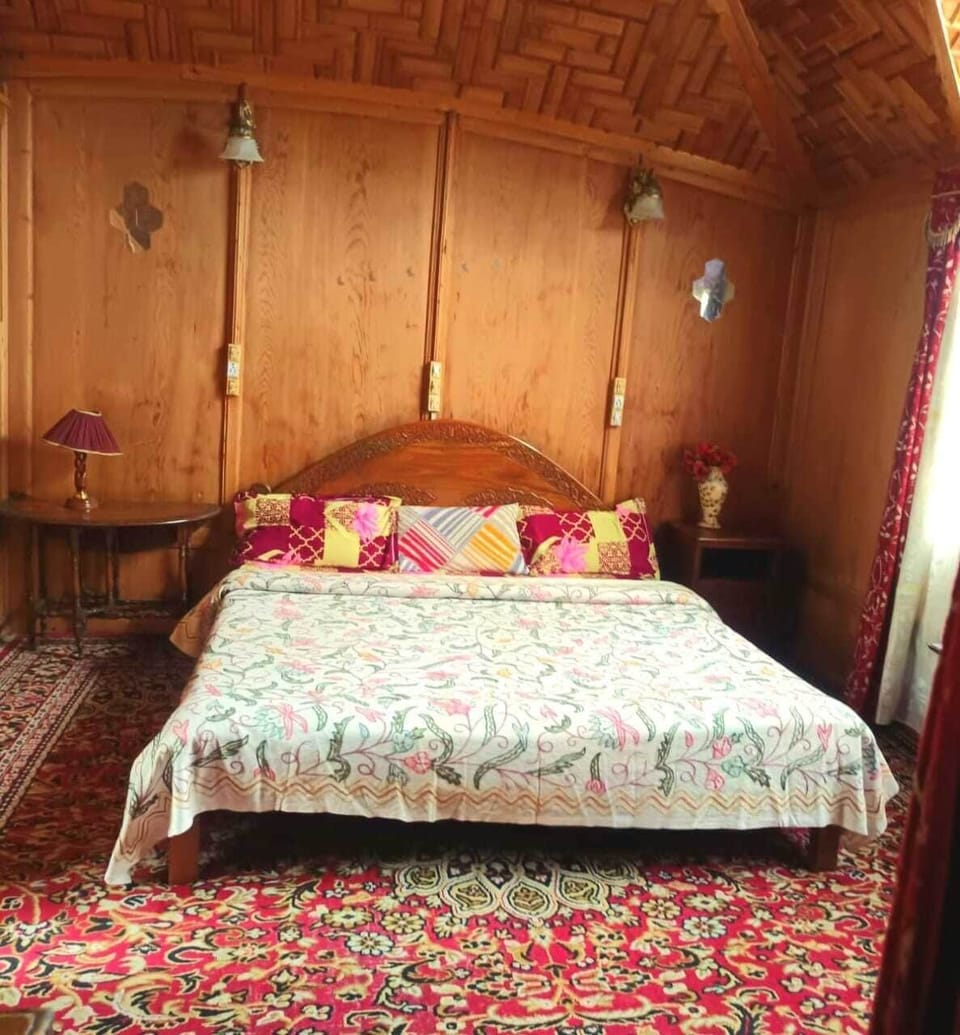 Double Room, Private Bathroom, Lake View | Desk, laptop workspace, iron/ironing board (on request), WiFi (free)