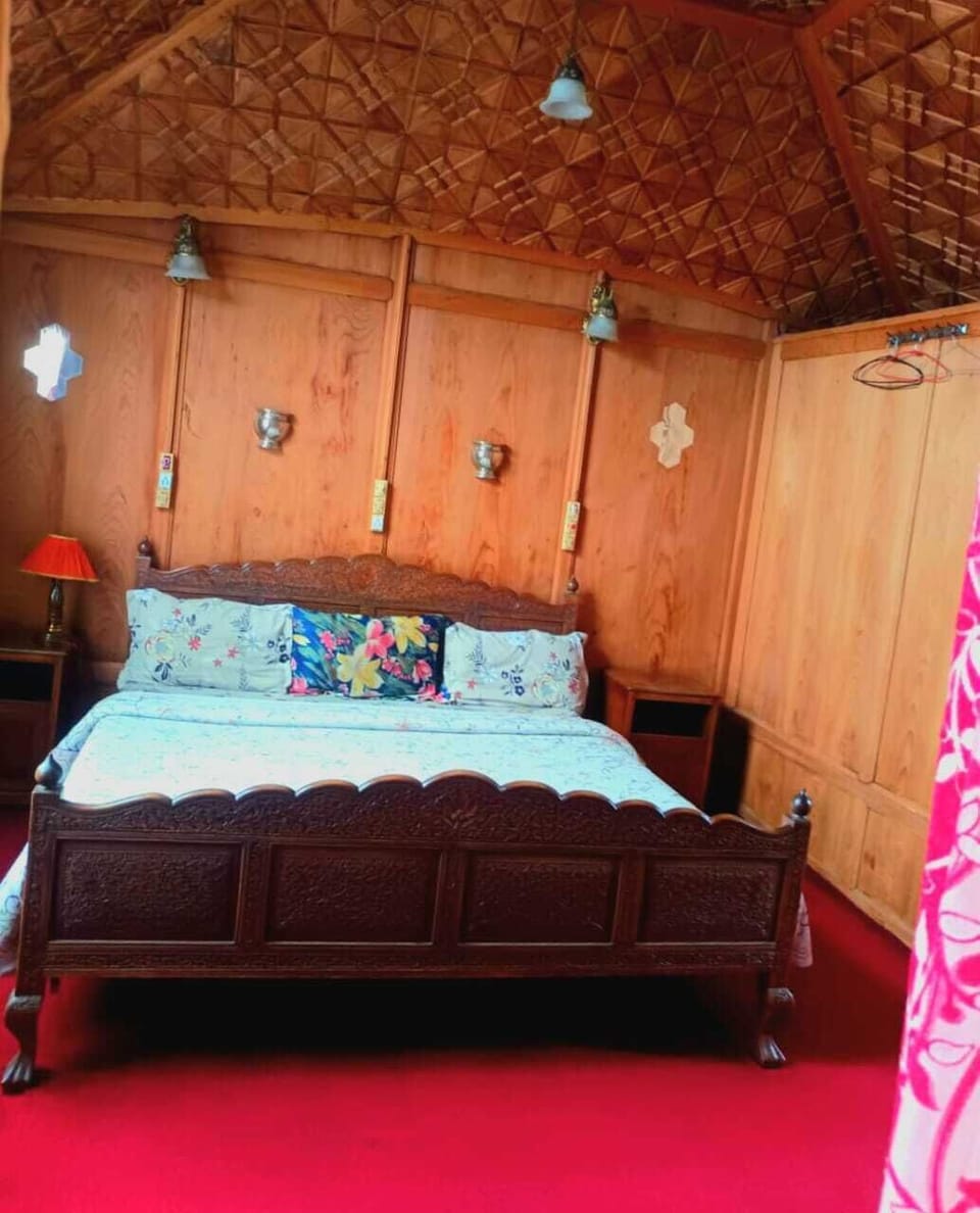 Double Room, Private Bathroom, Lake View | Desk, laptop workspace, iron/ironing board (on request), WiFi (free)