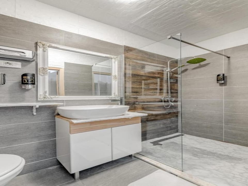 Double Room (Six-Bed Room) | Bathroom | Shower, towels