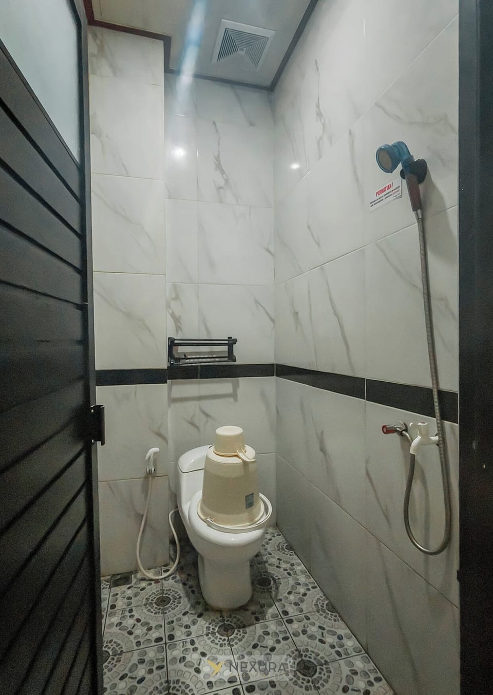 Shower, free toiletries, bidet, towels