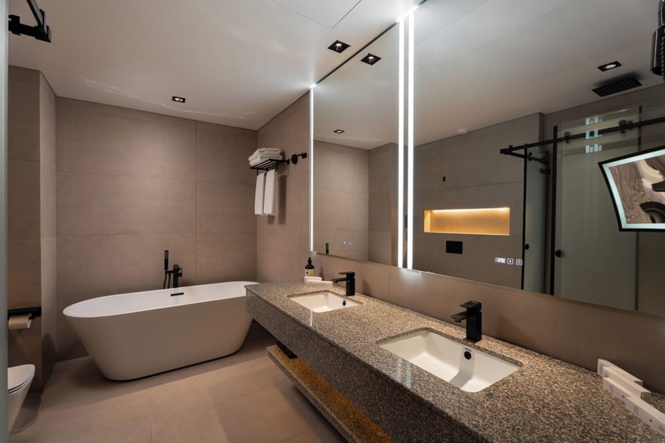 Superior Room, Multiple Bedrooms, Non Smoking, Courtyard View | Bathroom | Shower, rainfall showerhead, hair dryer, towels