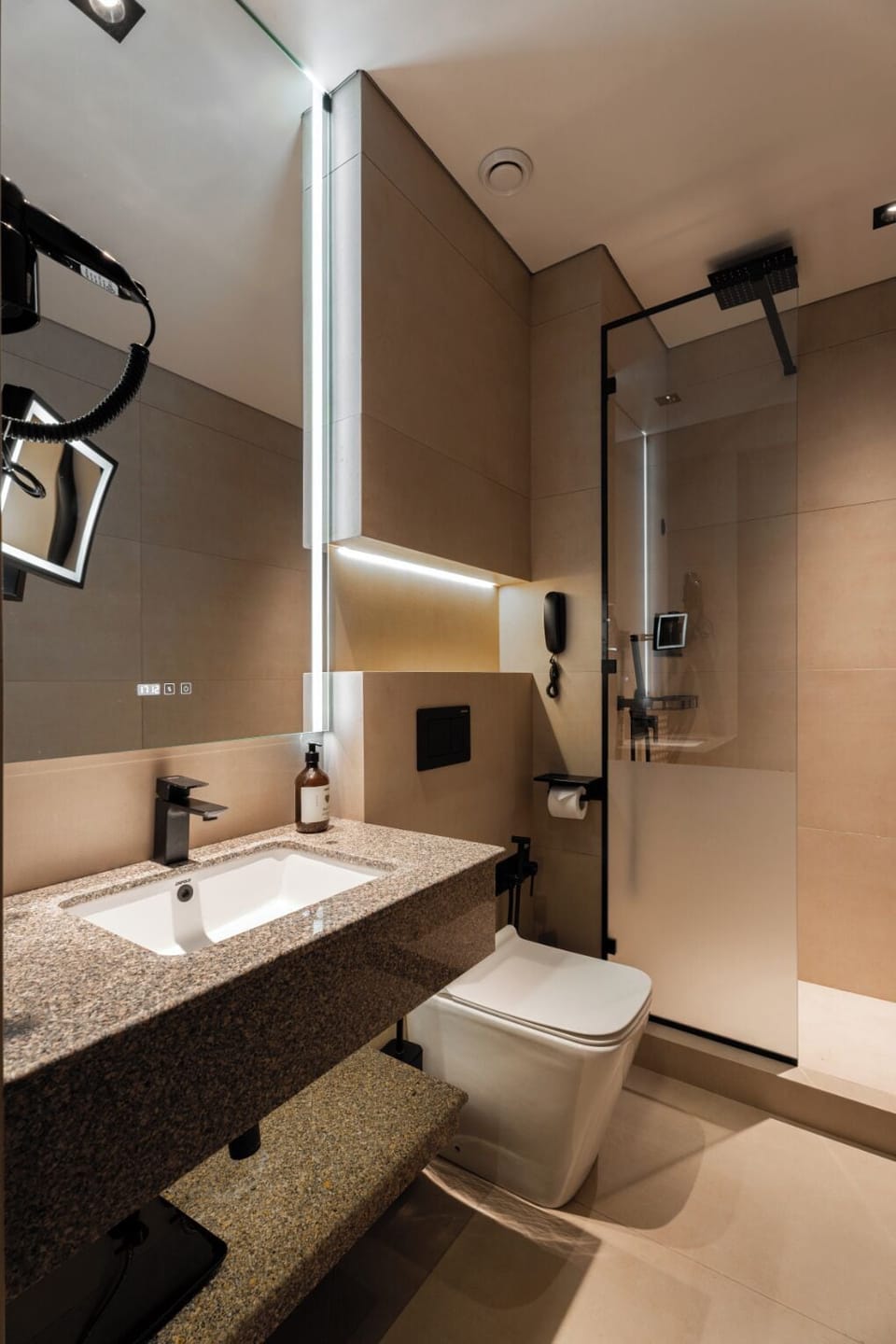 Classic Double or Twin Room | Bathroom | Shower, rainfall showerhead, hair dryer, towels
