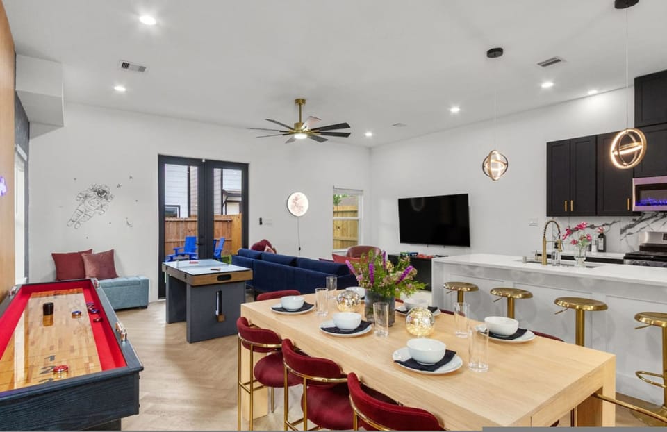 House | 4 bedrooms, desk
