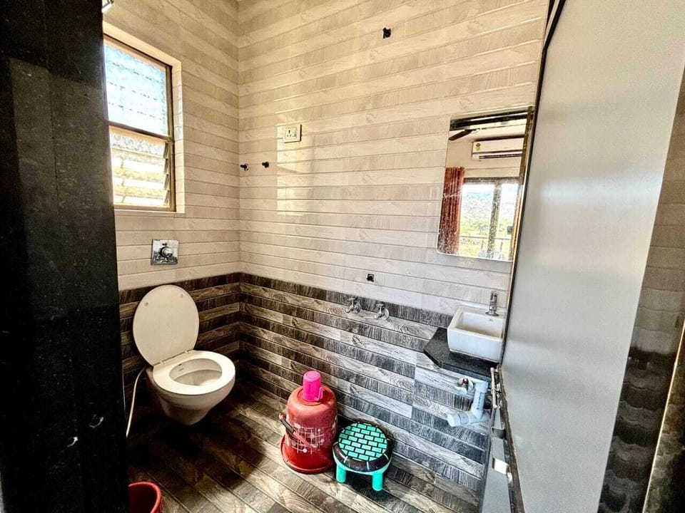 Shower, towels, soap, shampoo