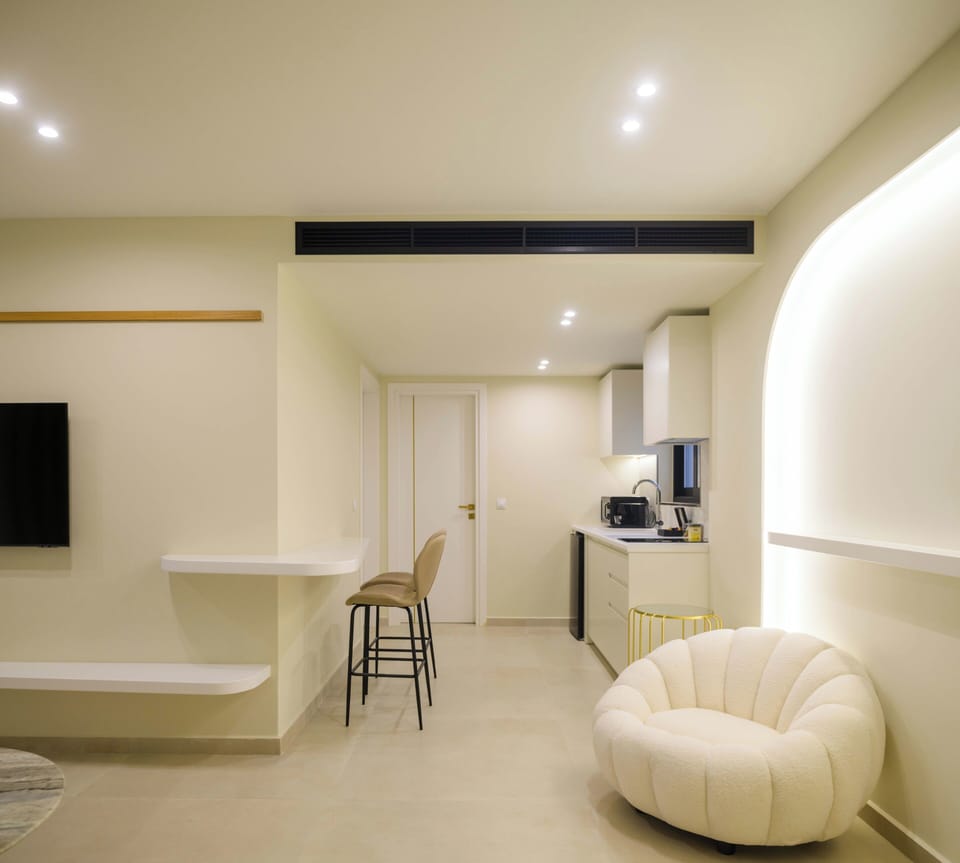 Premium 1-Bedroom Suite with Outdoor Hot Tub | Living area