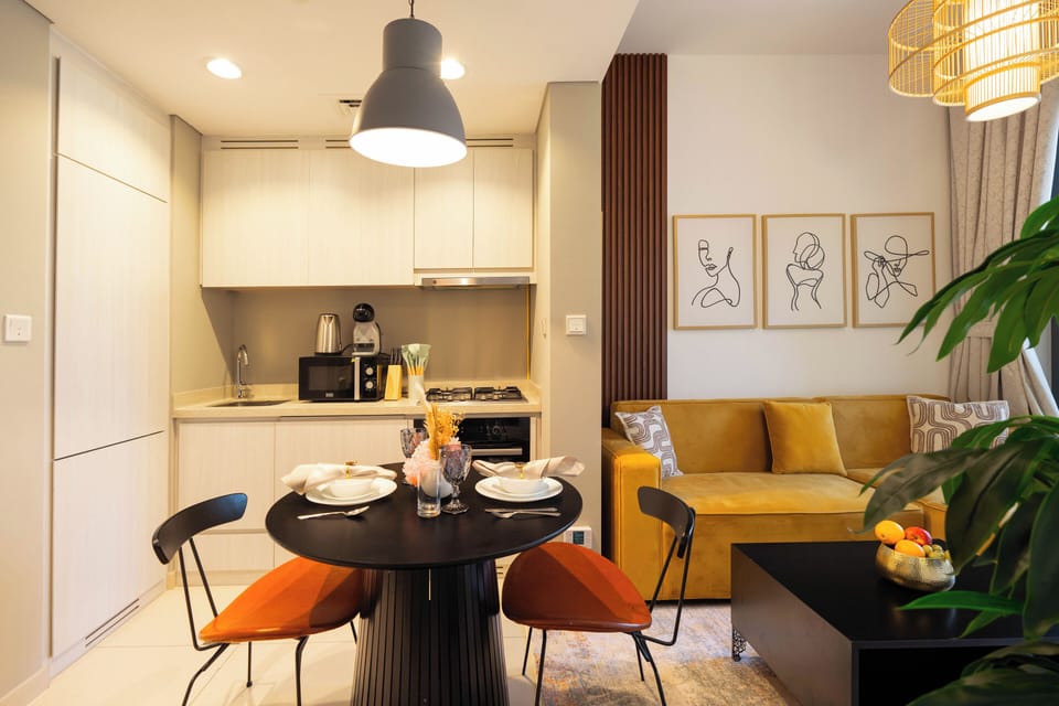 Deluxe Apartment, 1 King Bed, Lake View | In-room dining