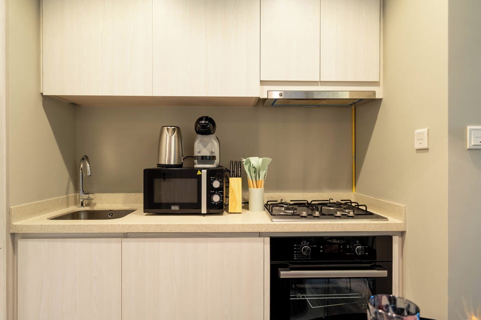 Deluxe Apartment, 1 King Bed, Lake View | Private kitchen | Fridge, microwave, oven, stovetop
