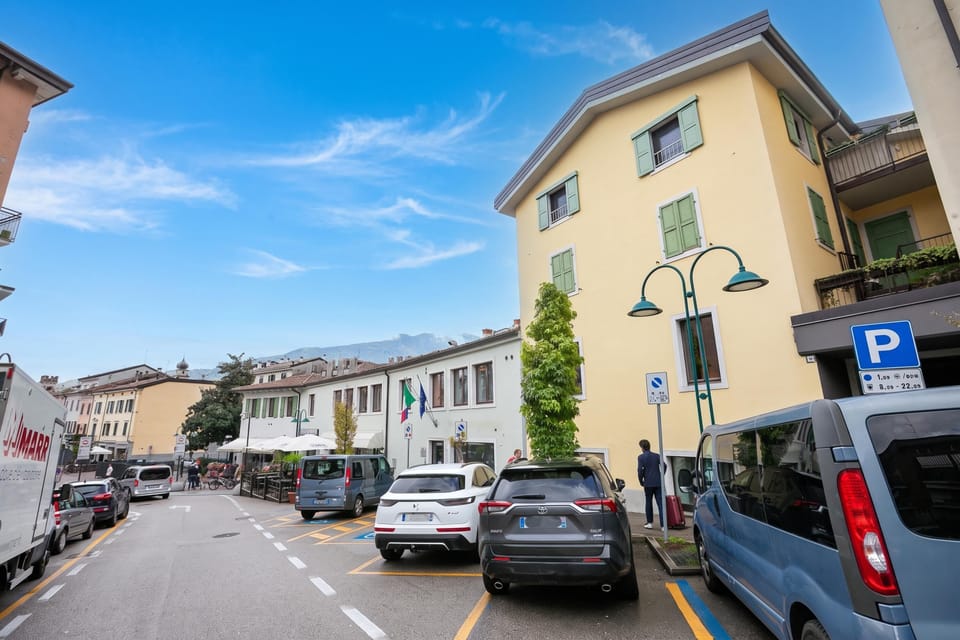 Family Apartment, 3 Bedrooms, 2 Bathrooms (Lake Garda Home - 3BR with Balcony) | Parking