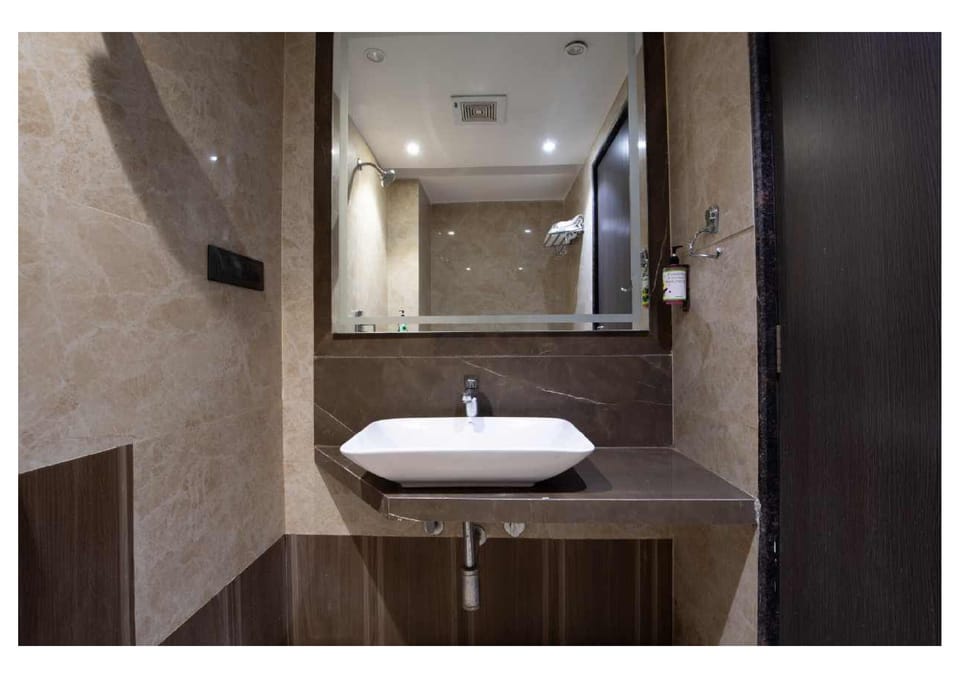 Luxury Quadruple Room, City View | Bathroom | Bidet