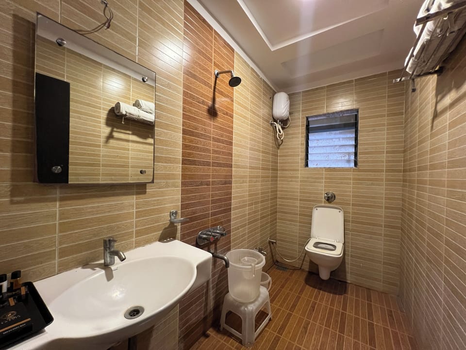 Deluxe Triple Room | Bathroom