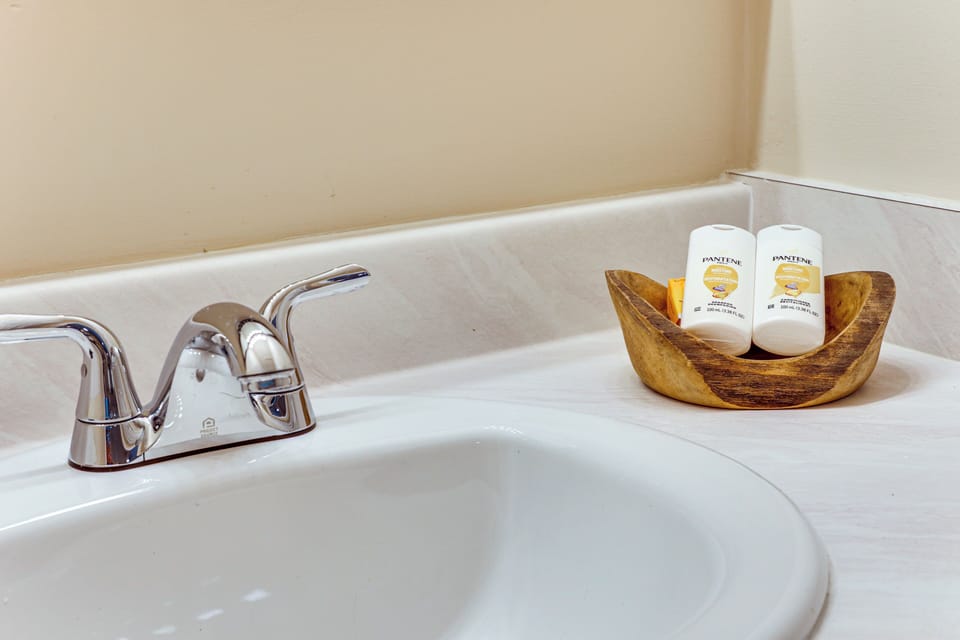 8 Mi to Beaches: Relaxing Retreat in Gulf Breeze Apartment in Pensacola Beach