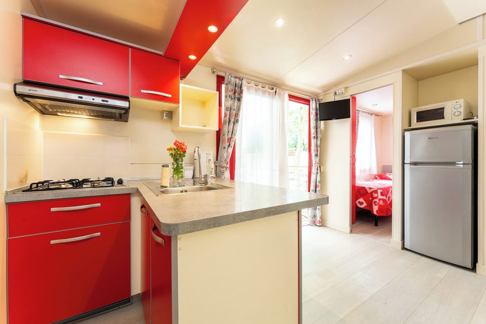 Premium Mobile Home | Private kitchenette | Fridge, microwave, stovetop, highchair