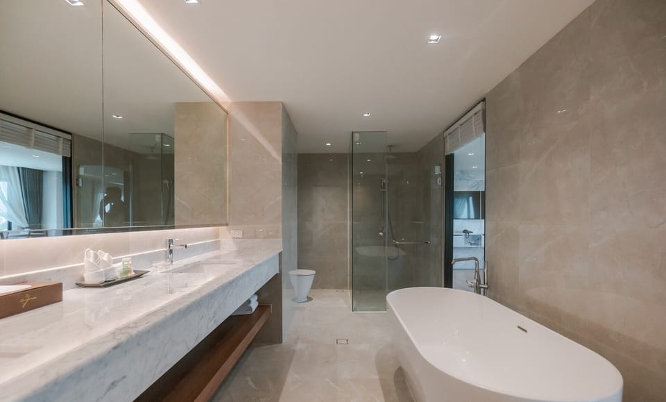 Presidential Room | Bathroom | Combined shower/tub, free toiletries, hair dryer, bathrobes