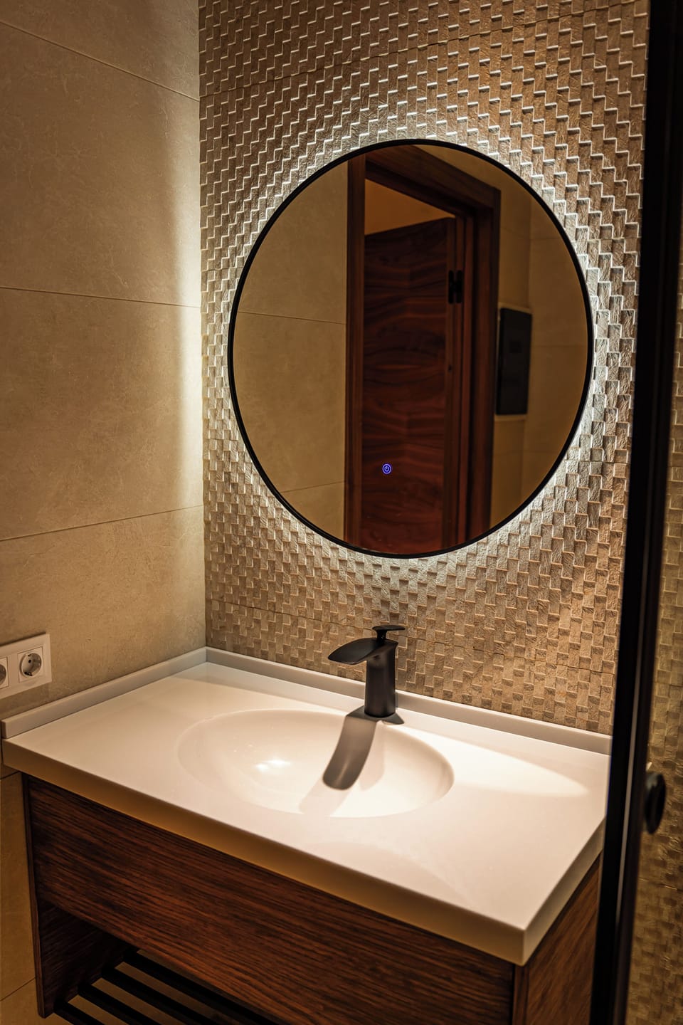 Combined shower/tub, free toiletries, hair dryer, slippers