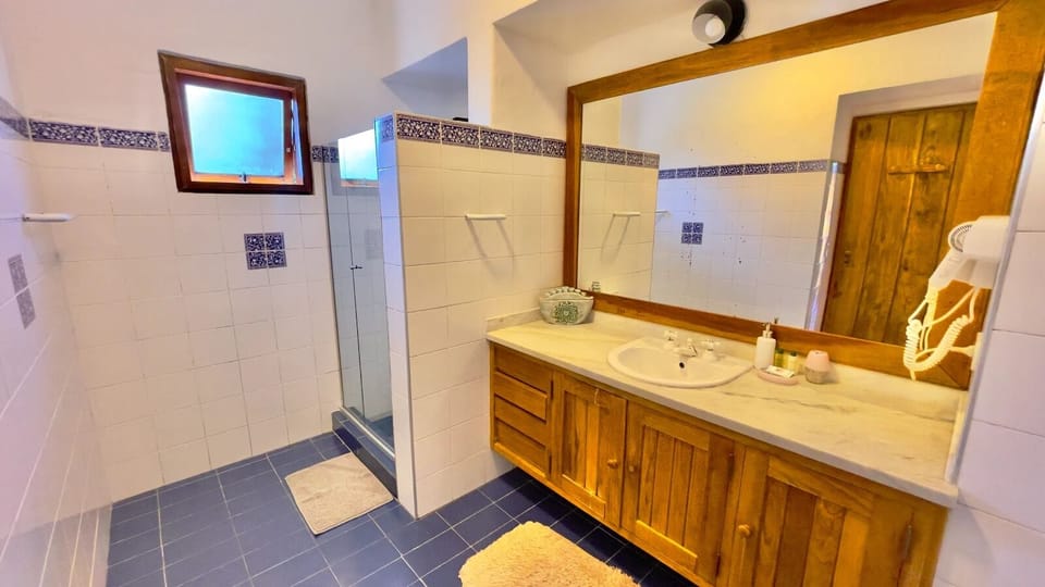 Deluxe Room | Bathroom