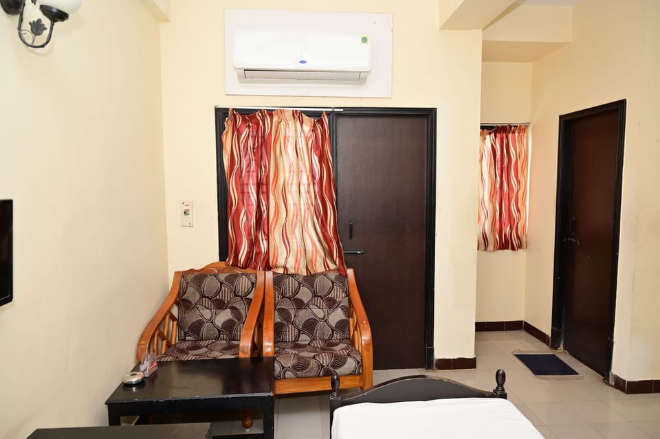Deluxe Room | Hypo-allergenic bedding, desk, free WiFi, bed sheets