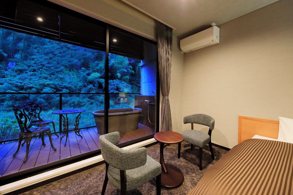 Premium Twin Room, 2 Twin Beds, Hot Tub | In-room safe, blackout drapes, free WiFi, bed sheets