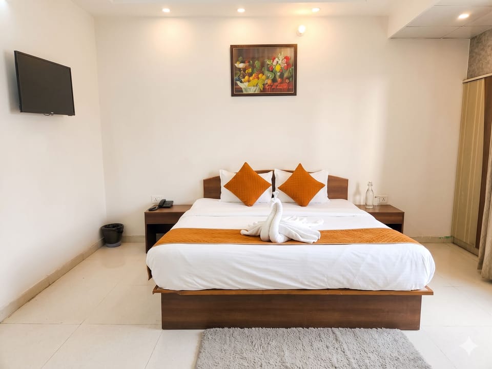 Deluxe Double Room, City View | Laptop workspace, free WiFi